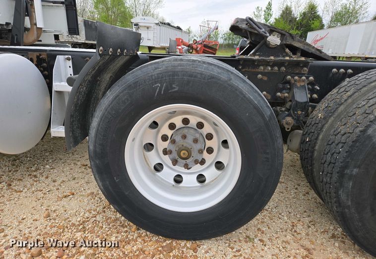 image for item EJ7478 2017 Volvo VNL semi truck