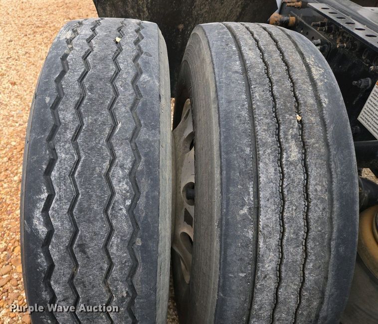 image for item EJ7478 2017 Volvo VNL semi truck