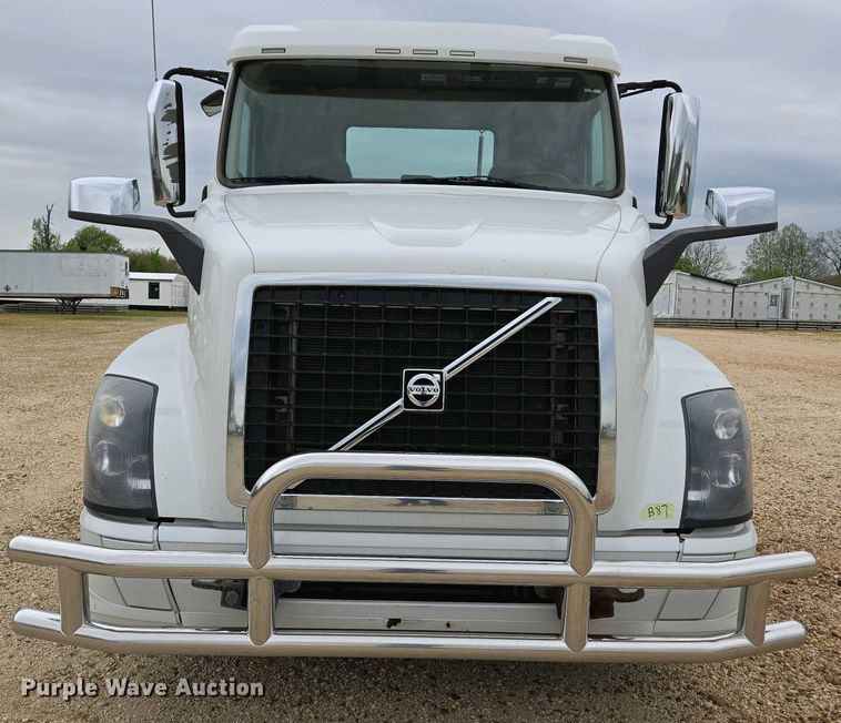 image for item EJ7479 2017 Volvo VNL semi truck