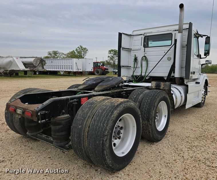image for item EJ7479 2017 Volvo VNL semi truck
