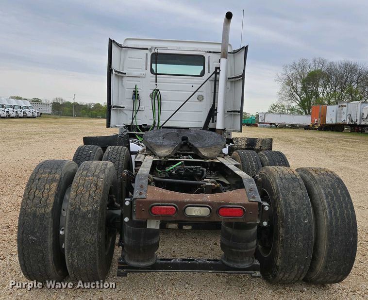 image for item EJ7479 2017 Volvo VNL semi truck