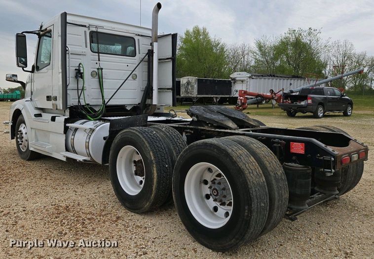 image for item EJ7479 2017 Volvo VNL semi truck