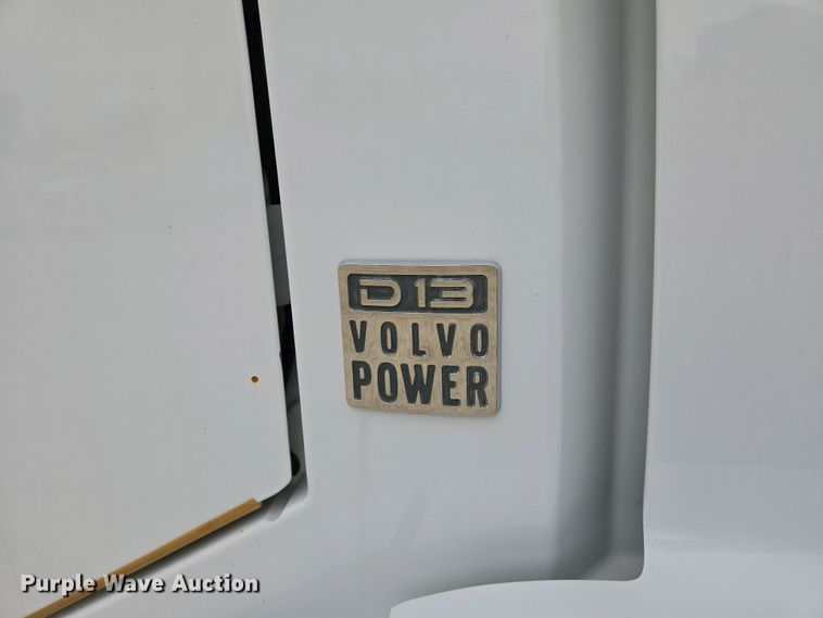 image for item EJ7479 2017 Volvo VNL semi truck