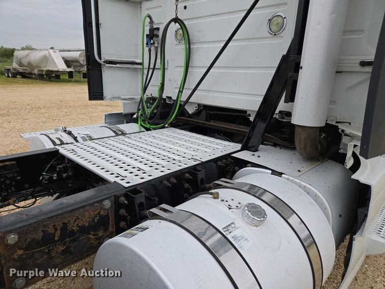 image for item EJ7479 2017 Volvo VNL semi truck