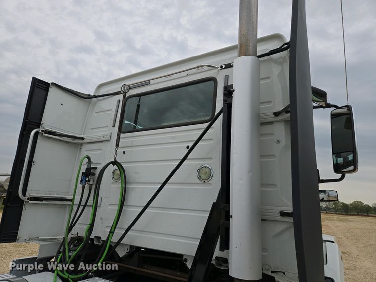 image for item EJ7479 2017 Volvo VNL semi truck