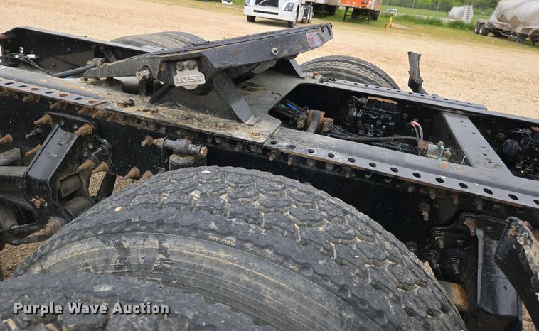 image for item EJ7479 2017 Volvo VNL semi truck