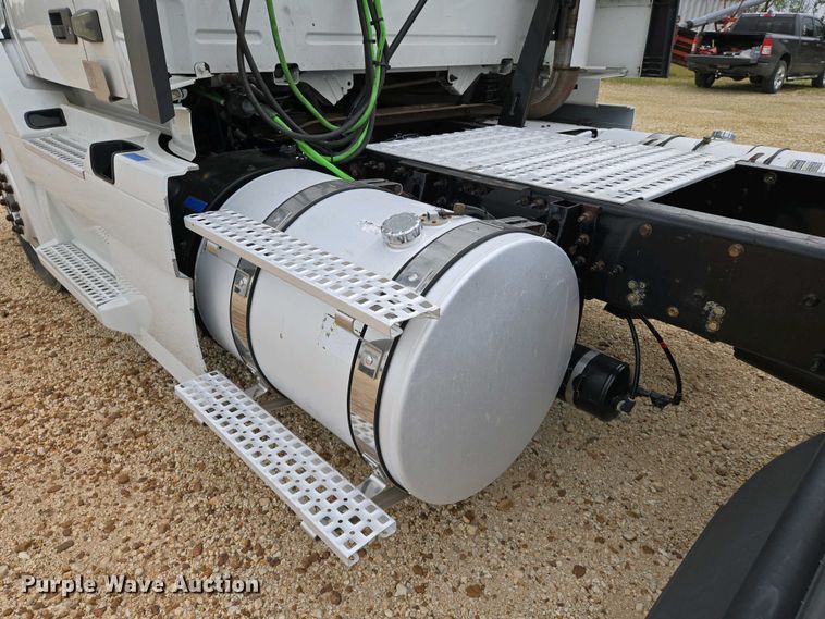 image for item EJ7479 2017 Volvo VNL semi truck