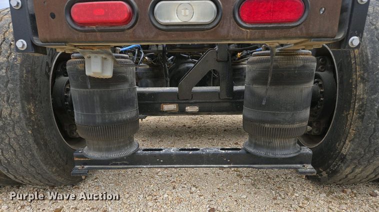 image for item EJ7479 2017 Volvo VNL semi truck