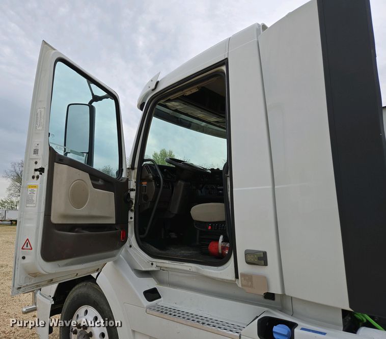image for item EJ7479 2017 Volvo VNL semi truck