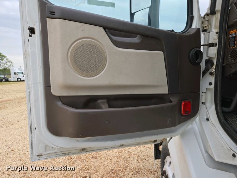 image for item EJ7479 2017 Volvo VNL semi truck