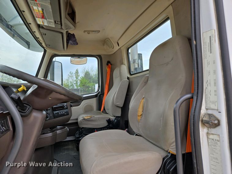 image for item EJ7479 2017 Volvo VNL semi truck