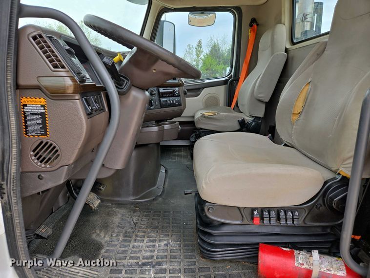 image for item EJ7479 2017 Volvo VNL semi truck