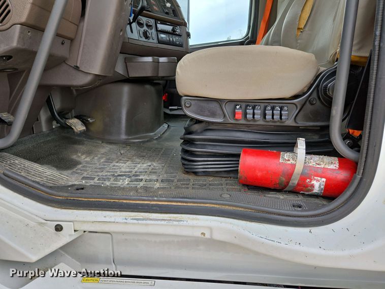 image for item EJ7479 2017 Volvo VNL semi truck