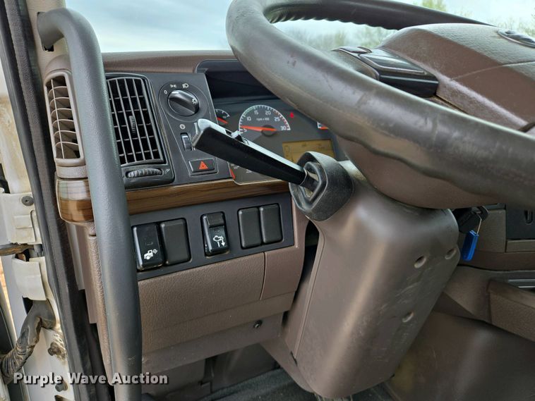 image for item EJ7479 2017 Volvo VNL semi truck