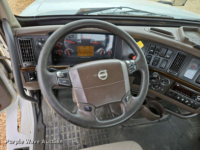 image for item EJ7479 2017 Volvo VNL semi truck