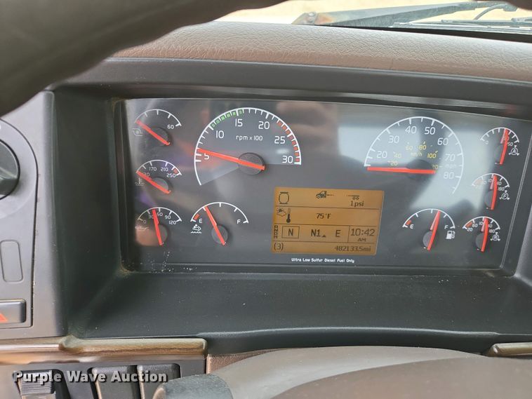 image for item EJ7479 2017 Volvo VNL semi truck