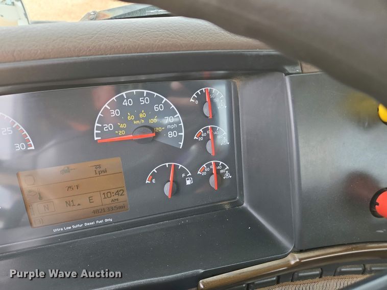 image for item EJ7479 2017 Volvo VNL semi truck