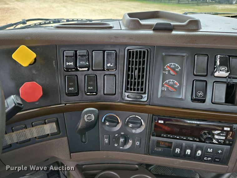 image for item EJ7479 2017 Volvo VNL semi truck