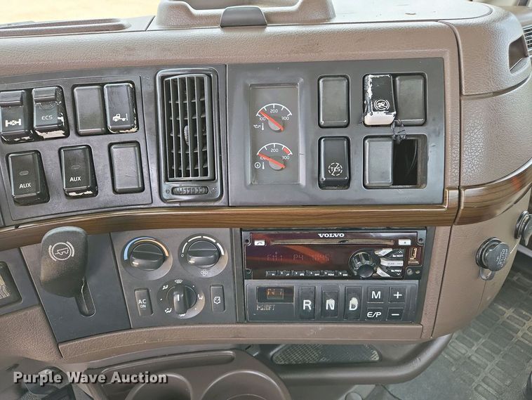 image for item EJ7479 2017 Volvo VNL semi truck