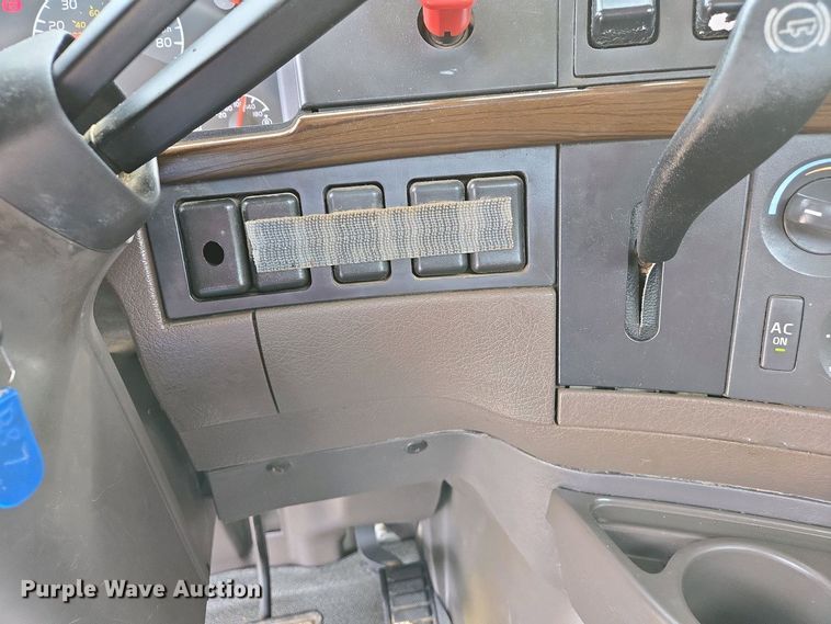 image for item EJ7479 2017 Volvo VNL semi truck