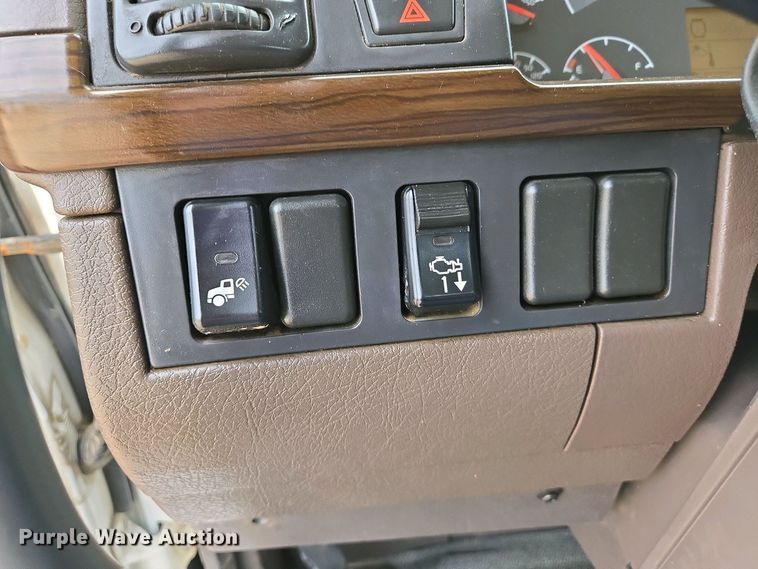 image for item EJ7479 2017 Volvo VNL semi truck