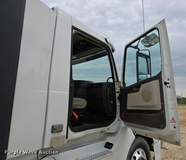 image for item EJ7479 2017 Volvo VNL semi truck