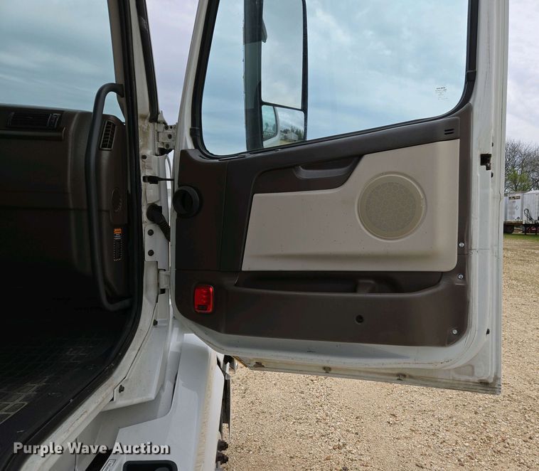 image for item EJ7479 2017 Volvo VNL semi truck