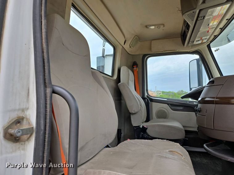 image for item EJ7479 2017 Volvo VNL semi truck