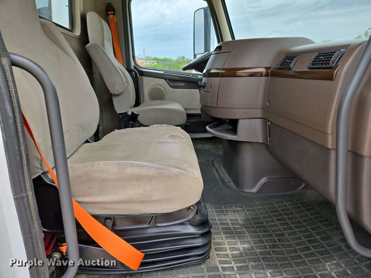 image for item EJ7479 2017 Volvo VNL semi truck