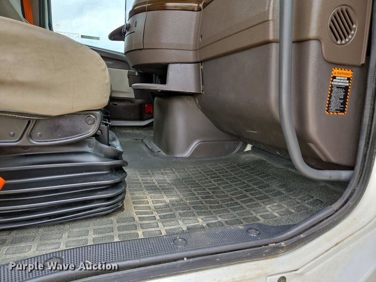 image for item EJ7479 2017 Volvo VNL semi truck