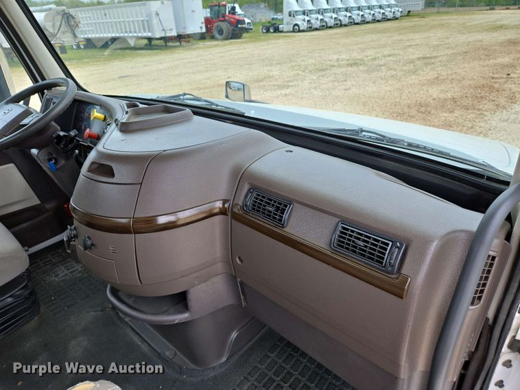 image for item EJ7479 2017 Volvo VNL semi truck