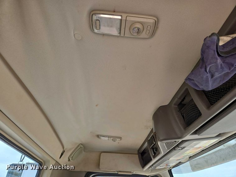 image for item EJ7479 2017 Volvo VNL semi truck