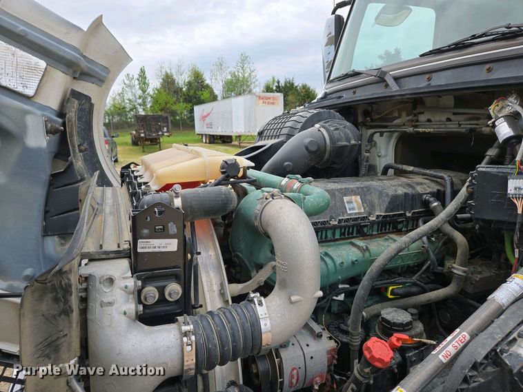 image for item EJ7479 2017 Volvo VNL semi truck