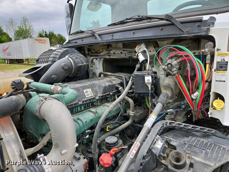 image for item EJ7479 2017 Volvo VNL semi truck