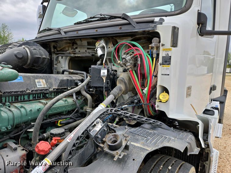 image for item EJ7479 2017 Volvo VNL semi truck