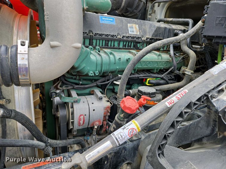 image for item EJ7479 2017 Volvo VNL semi truck