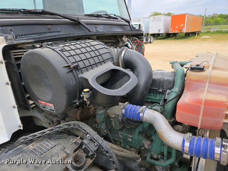 image for item EJ7479 2017 Volvo VNL semi truck