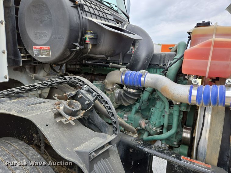 image for item EJ7479 2017 Volvo VNL semi truck