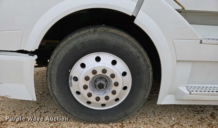 image for item EJ7479 2017 Volvo VNL semi truck