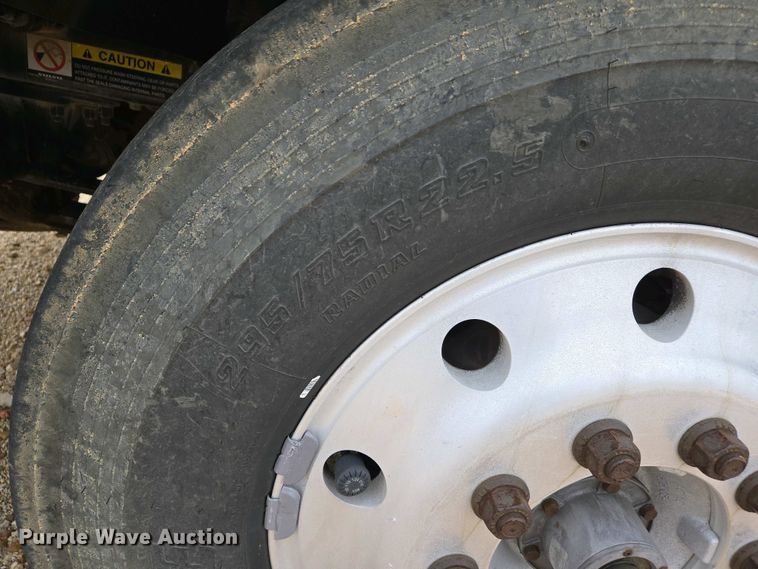 image for item EJ7479 2017 Volvo VNL semi truck