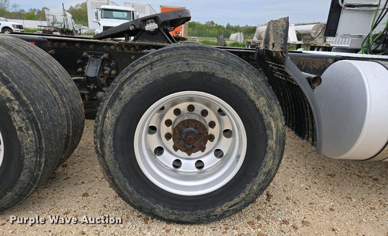 image for item EJ7479 2017 Volvo VNL semi truck