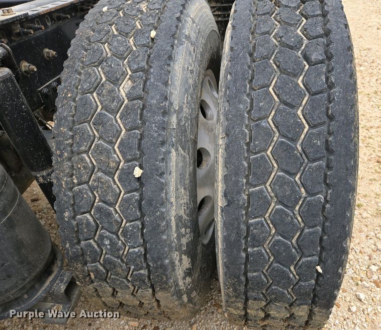 image for item EJ7479 2017 Volvo VNL semi truck