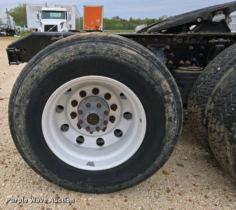 image for item EJ7479 2017 Volvo VNL semi truck