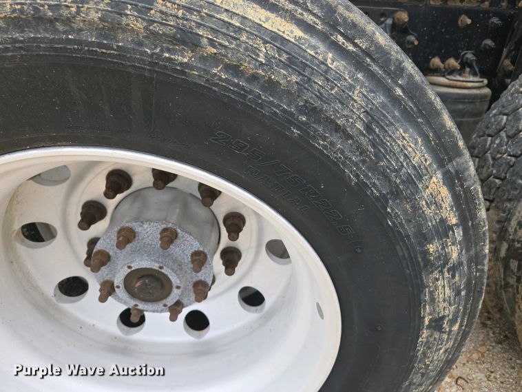 image for item EJ7479 2017 Volvo VNL semi truck