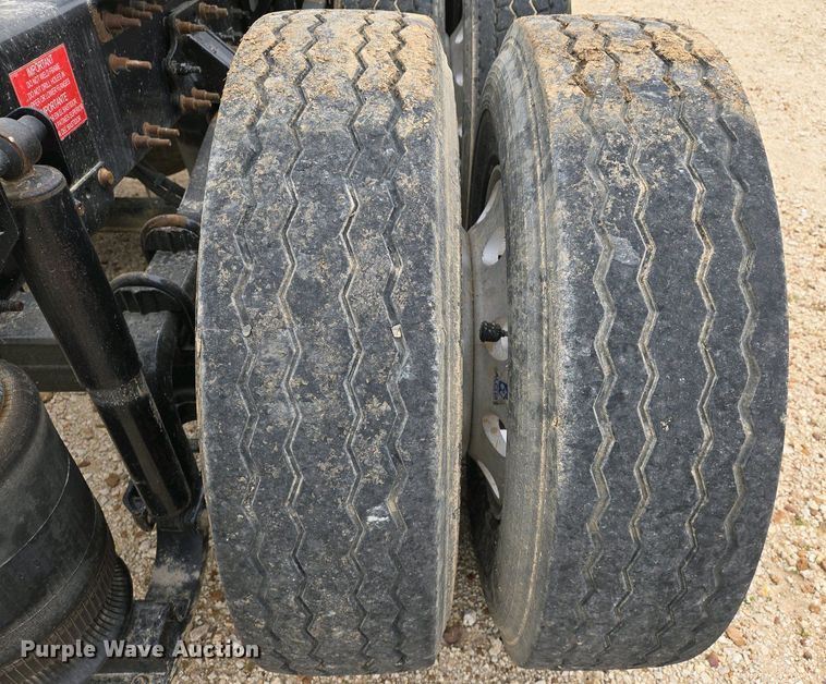 image for item EJ7479 2017 Volvo VNL semi truck