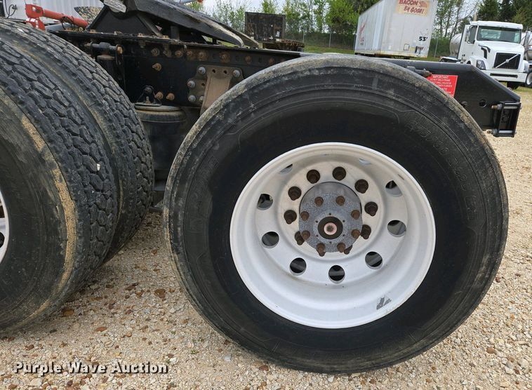 image for item EJ7479 2017 Volvo VNL semi truck