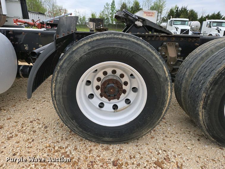 image for item EJ7479 2017 Volvo VNL semi truck