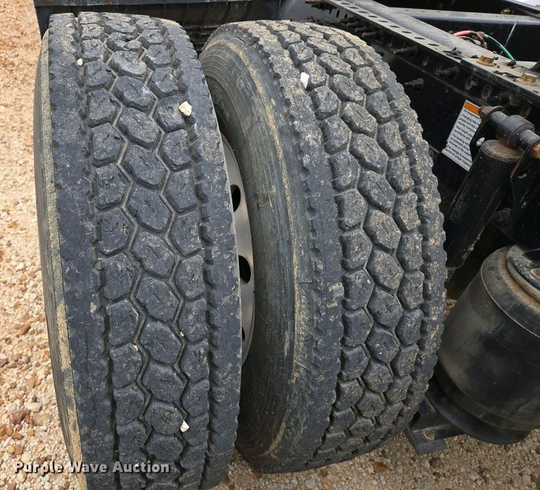 image for item EJ7479 2017 Volvo VNL semi truck