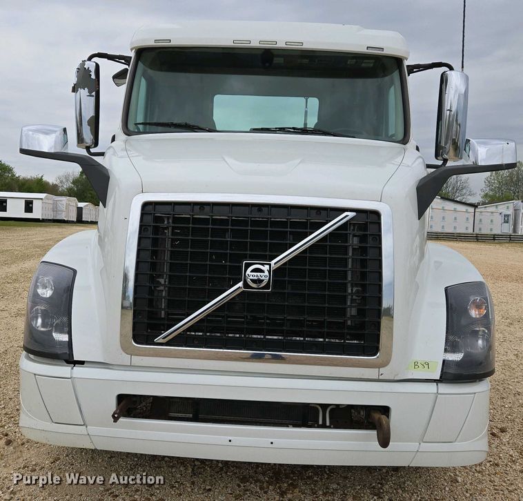 image for item EJ7480 2017 Volvo VNL semi truck