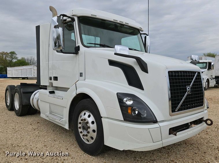 image for item EJ7480 2017 Volvo VNL semi truck